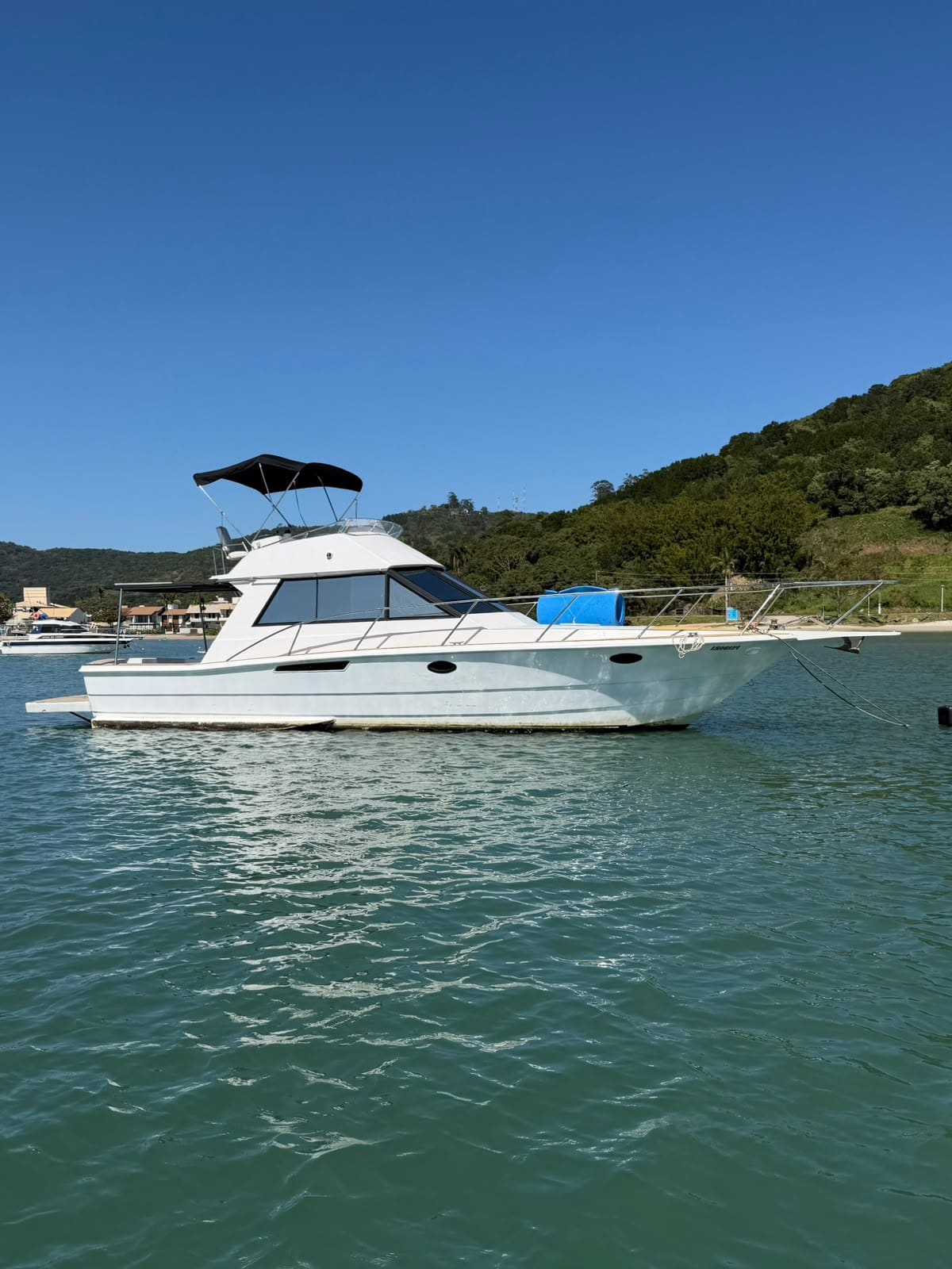 Lancha ancorada em Porto Belo